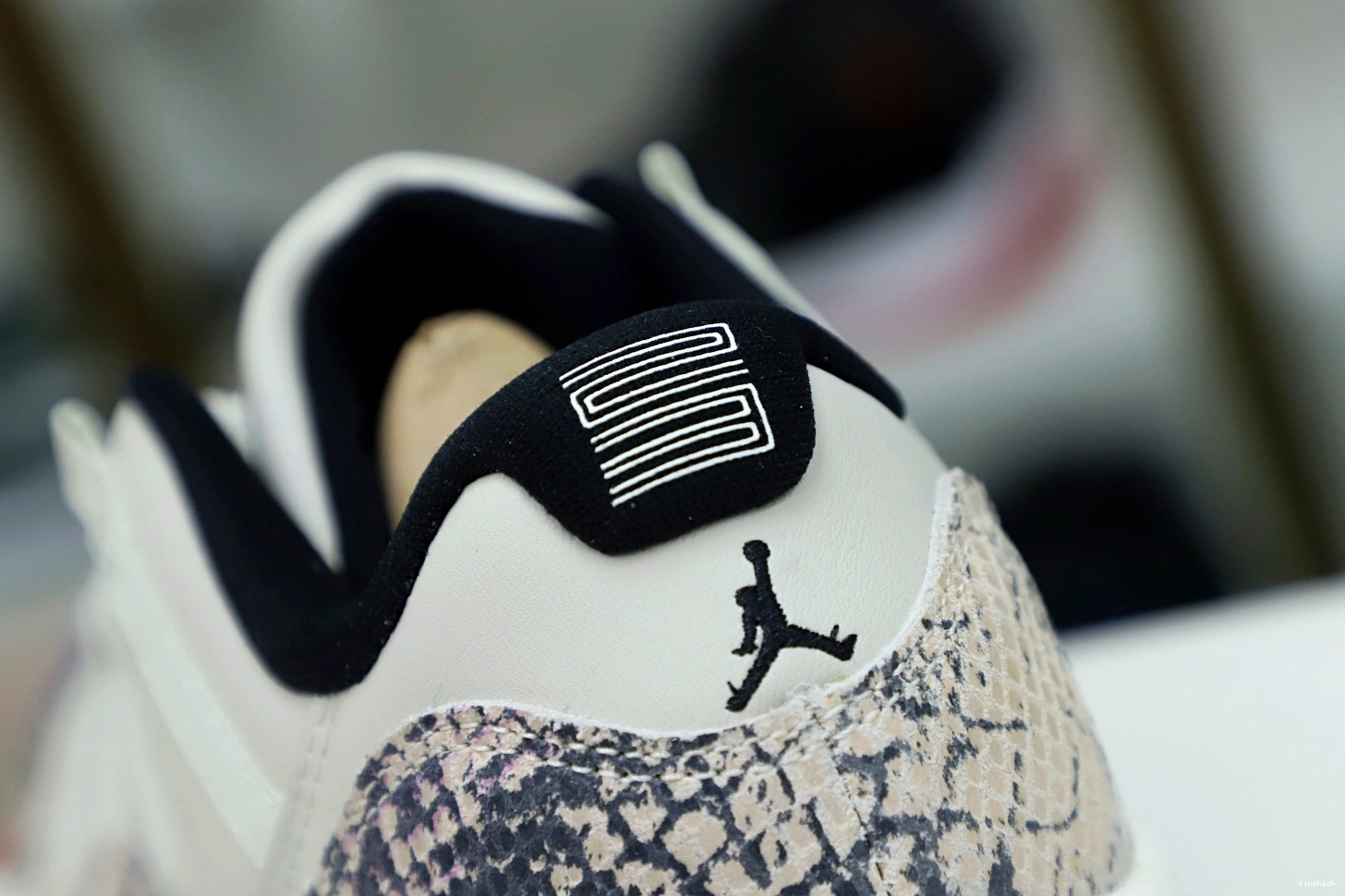 BONE SNAKESKIN LIGHT JORDAN AIR LOW 11 0122